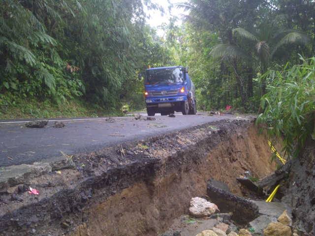 Jalan Penghubung Tareran-Kawangkoan Nyaris Putus